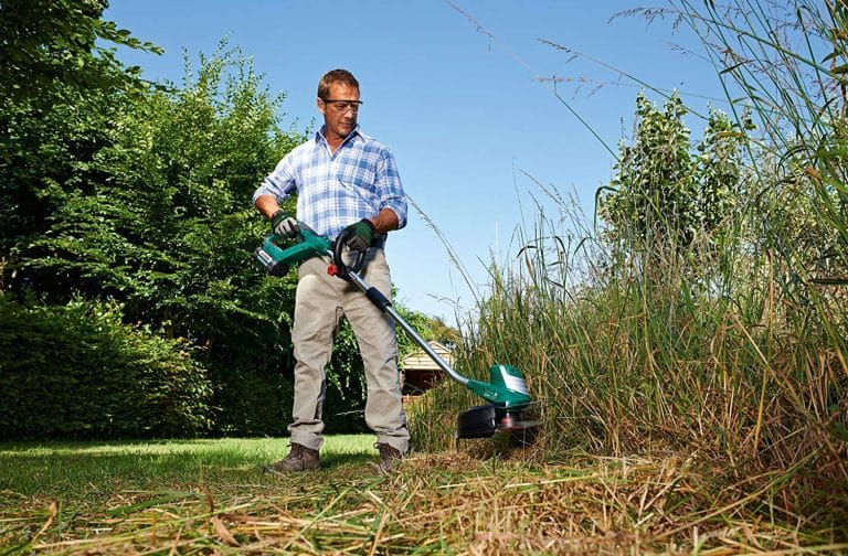 Un jardinier avec son coupe bordure